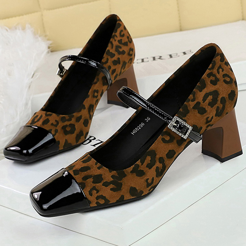 Shoe Tree - BIGTREE รองเท้าส้นเตี้ยลายเสือดาวสำหรับผู้หญิง รองเท้าส้นกลางหนังกลับ รองเท้าแมรี่เจนเซ็กซี่ รองเท้าหัวเหลี่ยมประดับหัวเข็มขัดคริสตัล